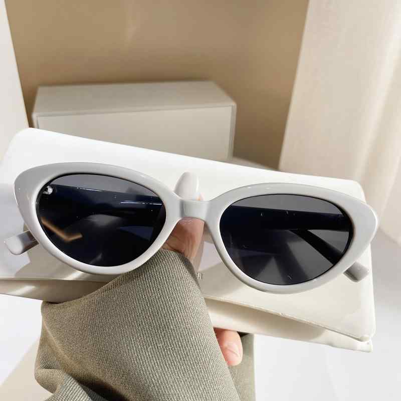 ・眼鏡構造: フルリム・UVカット: UV380・適用シーン: 日焼け防止、旅行、ファッション、舞台、パーティー・カラー: 黒縁黒灰レンズ、ラズベリーピンク黒灰レンズ、グレー縁黒灰レンズ、灰緑縁黒灰レンズ、透明白縁黒灰レンズ、ミルクイエロー...