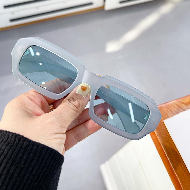 サングラス レディース 小顔効果 UVカット 紫外線対策 ファッション 通勤 パーティー イベント リゾート 旅行 黒 ブラック グレー 灰色 スクエア 四角 縁 フレーム 樹脂