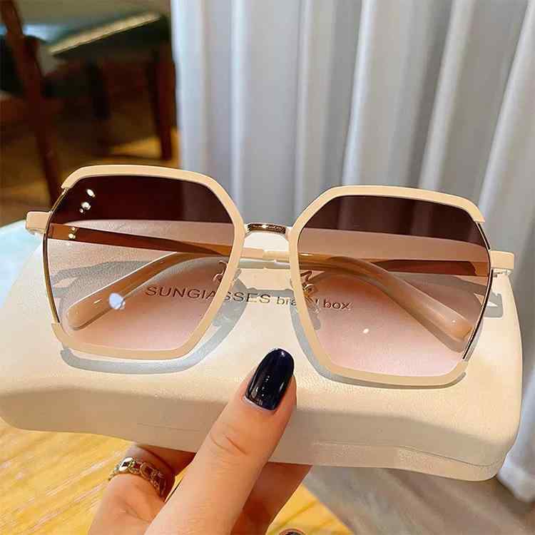 サングラス レディース 韓国風 茶色レンズ 白色フレーム スクエア型 UVカット 紫外線対策 小顔効果 ファッション おしゃれ 通勤 パーティー リゾート