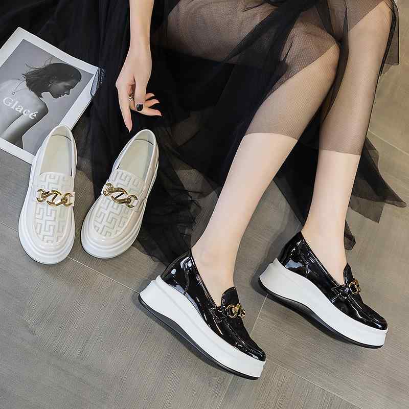 ・カラー: 米白色、ブラック・サイズ: 34、35、36、37、38、39・流行の要素: 镂空、浅口、松糕跟、内増高、方扣・靴のつま先の形状: 圆头・スタイル: 韩版・靴の甲の素材: 漆皮・皮革の特徴: 漆皮・ヒールの高さ: ハイヒール（6...