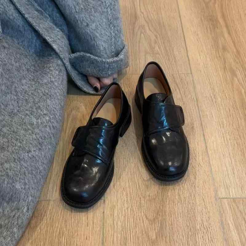 ローファー レディース 羊革 フラット ローヒール ラウンドトゥ 太ヒール マジックテープ 黒 ブラック ブラウン 春夏 秋冬 超纤 修面革 英国風 深口 普段使い