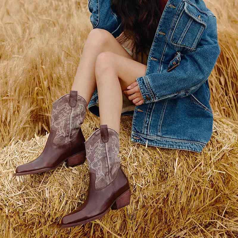 ブーツ レディース ウエスタンブーツ ショートブーツ ポインテッドトゥ 太ヒール ミドル丈 彫刻入り 切り替えデザイン 深栗色 曜石黒