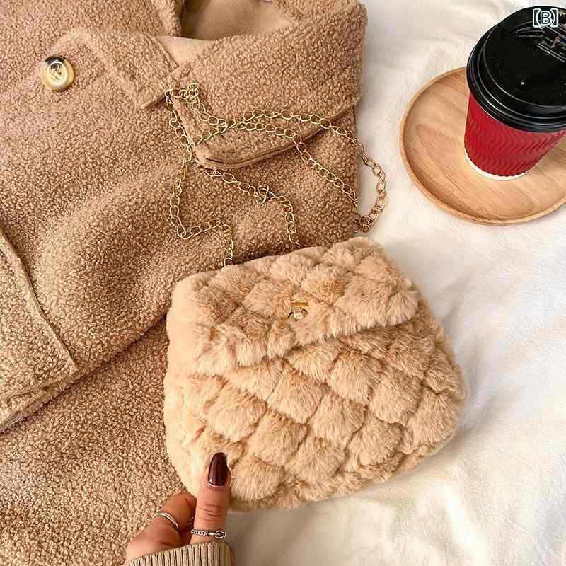 バッグ レディース 鞄 ふわふわ もこもこ ショルダー 斜めがけ かわいい 韓国 ファッション チェーン ポリエステル 小さめ ミニ 秋冬 白 ベージュ 黒
