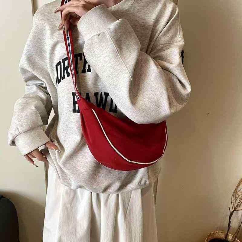 ショルダーバッグ レディース 斜めがけ 軽量 ナイロン 無地 カジュアル 水餃子型 鞄 通勤 普段使い 旅..