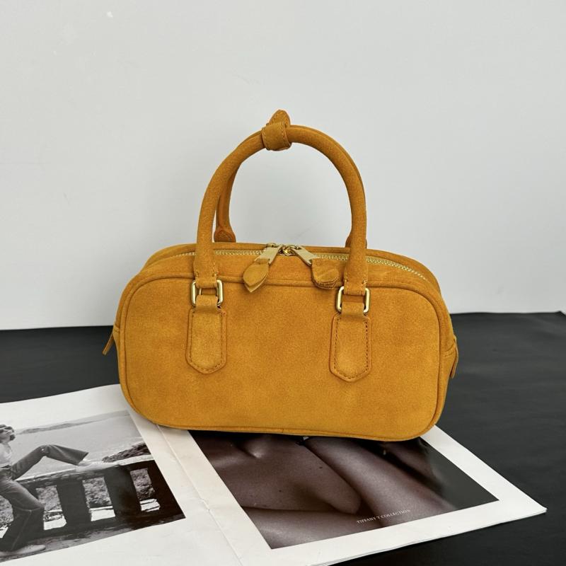 ボストンバッグ レディース スウェード 枕型 ショルダーバッグ 本革 斜めがけ 2way 高級感 車縫線 マグ..