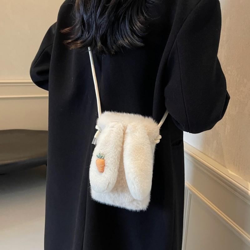 バッグ レディース 秋冬 ショルダーバッグ かわいい ふわふわ 斜めがけ 韓国風 スマホバッグ ポリエステル ミルキーホワイト ベージュ ピンク系 グレー コーヒー色 ブラック グリーン 日常使い