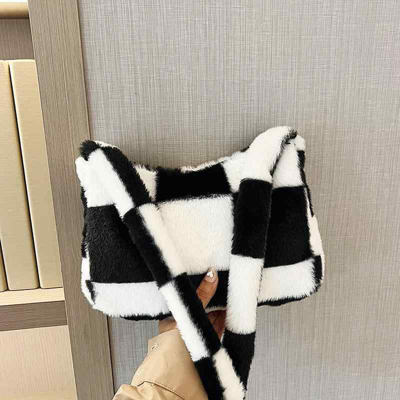 ショルダーバッグ レディース かわいい ふわふわ ぬいぐるみ 韓国風 カジュアル チェック柄 ブラック ホワイト ベア