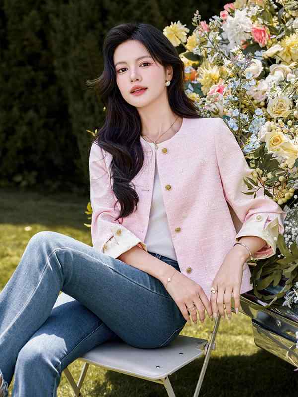 ・柄: 無地・シルエット: タイト・着丈: ミドル・ネックライン: ラウンドネック・袖丈: 長袖・袖のタイプ: レギュラー袖・スタイル: スイート・要素: 立体裁断・素材: ポリエステル・素材混率: 90-95%・対象: 女性・種類: ジャ...