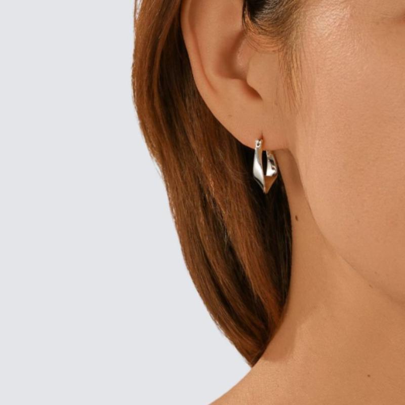 イヤリング レディース シルバー モビウスの輪 小さめ 幾何学模様 エレガント カジュアル かわいい おしゃれ シンプル デイリー