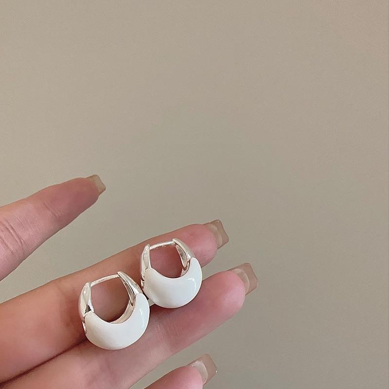 イヤリング レディース フープ 幾何学模様 ドロップオイル風 電気メッキ加工 白色 黒色 赤色 小ぶり普..