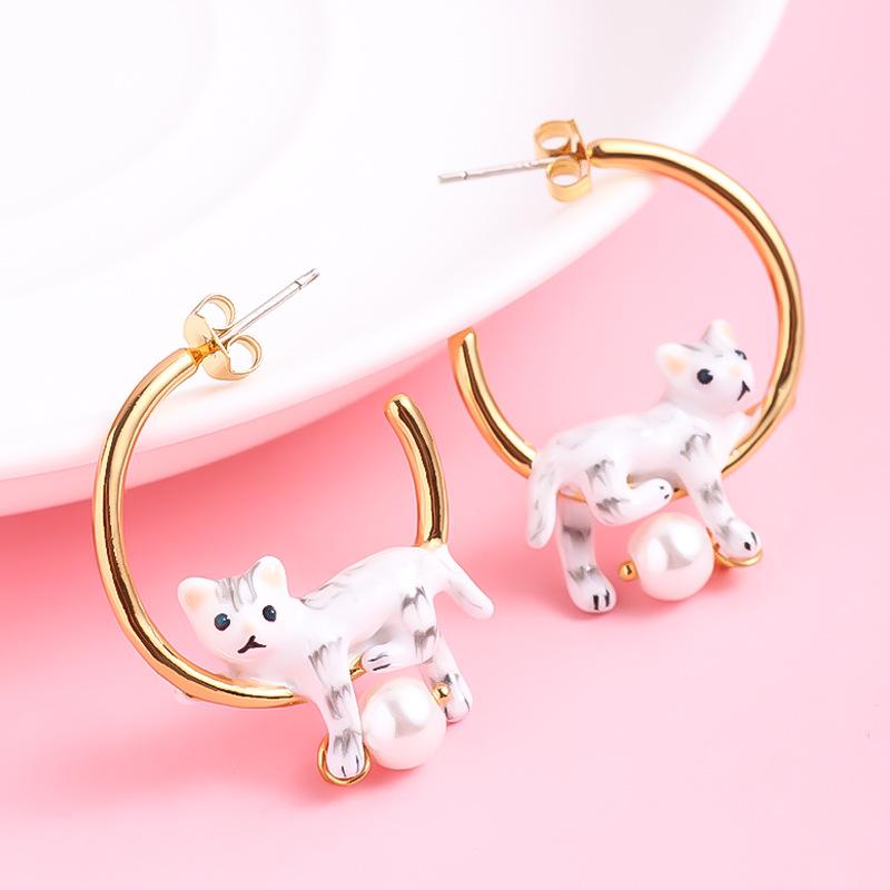 ピアス レディース 猫モチーフ パール ゴールドカラー 円形 輪っか 金属アレルギー対応 かわいい ファッション トレンド おしゃれ プレゼント ギフト