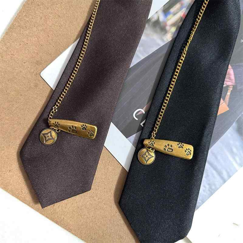 ネクタイ レディース コーヒー色 古銅色 メタルチェーン 小熊 ベア 円形ピン装飾 幅広 アロー型 ポリエステル 普段使い かわいい カジ..