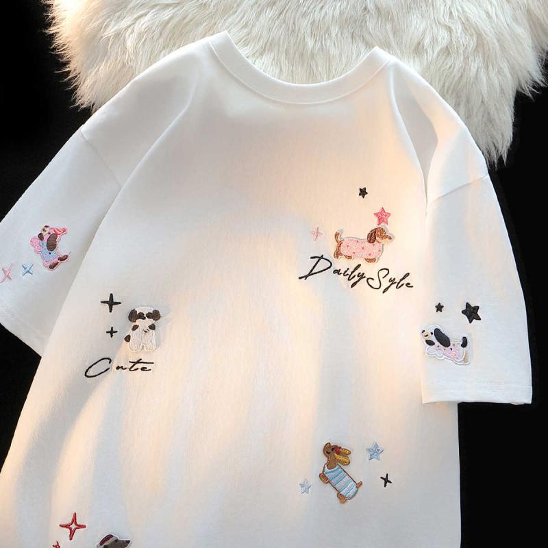 Tシャツ レディース メンズ 半袖 カットソー トップス チュニック プルオーバー 綿 コットン クルーネック 丸首 刺しゅう 犬 ラフ ルーズ ゆったり オーバーサイズ カジュアル ラフ かわいい リンクコーデ 春夏 サマー生地名称：綿主な生地成分：綿柄：アルファベット/数字/文字スタイル：プルオーバー袖丈：半袖技術：刺繍/刺しゅう商品番号：3069ブランド：その他シルエット：ルーズフィット着丈：ミドルロング丈（65cm＜着丈≤80cm）襟型：クルーネック袖型：レギュラーレングストレンド要素：3D/立体パターン発売年/季節：2026年夏季カラー：ホワイト【工場出荷価格、税別】、ブラック【一般領収書が必要な場合はカスタマーサービスまでご連絡ください】、ホワイトグレー【直接購入された場合はデフォルトで領収書不要とみなします】サイズ：M、L、XL、XXLスタイルタイプ：日韓カジュアル主な生地成分の含有量：95%以上適用シーン：旅行、ショッピング、日常、デート柔らかさ：適度製品カテゴリ：Tシャツ元タイプ：ソース工場（メーカー直営）タグ：タグあり主な下流地域1：東南アジアスタイル：カジュアル風越境スタイルタイプ：コンフォートカジュアル越境の有無：はい襟ラベル：襟ラベルなし対象者：ユニセックス主な下流地域2：その他