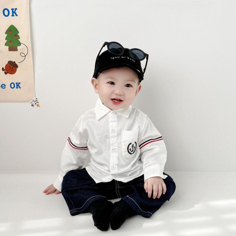 ・カテゴリ: シャツ・対象: 男女兼用、ベビー・キッズ・年齢: 1～3歳・身長: 73、80、90、100、110、120cm・スタイル: ベーシック・ネックライン: 襟付き・袖丈: 長袖・柄: 無地・素材: 綿・素材構成: 綿100%・特徴: 柔らかい・要素: 前開き、配色・色: 白、刺繡デニムパンツ（組み合わせ）