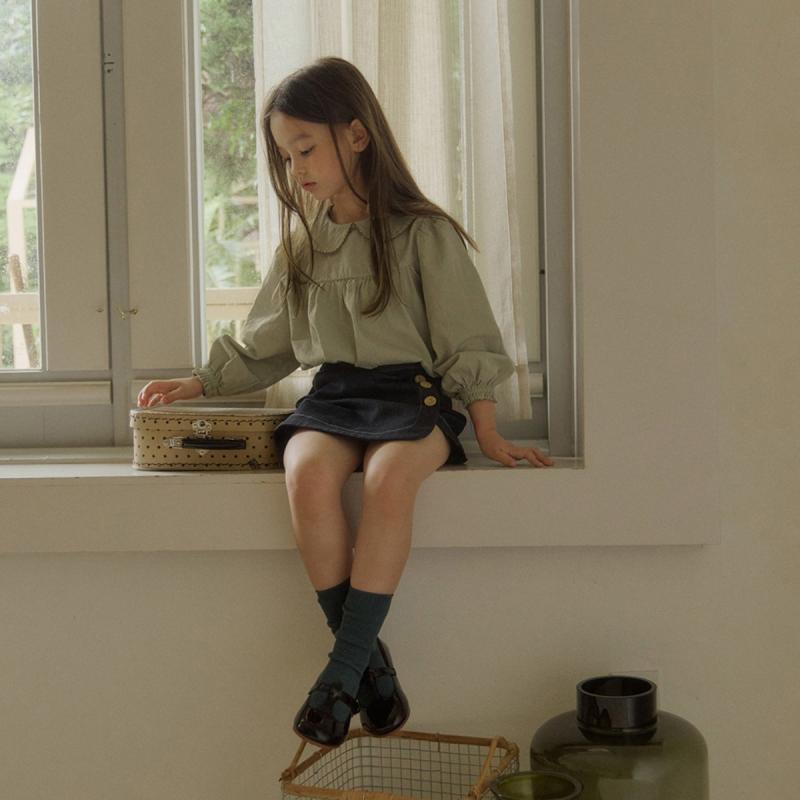 ・対象: 女の子・対象年齢: 3～8歳 (100～140cm)・画像: モデル着用の実写・スタイル: 韓国風・襟型: 襟付き・袖丈: 長袖・柄: 無地・シーズン: 春、秋・要素: トレンド・生地名: 綿・主な生地成分: 綿100%・安全レベル: A・色: アプリコット、ダブグレーグリーン・対応身長: 100cm、110cm、120cm、130cm、140cm・種類: 子供用シャツ