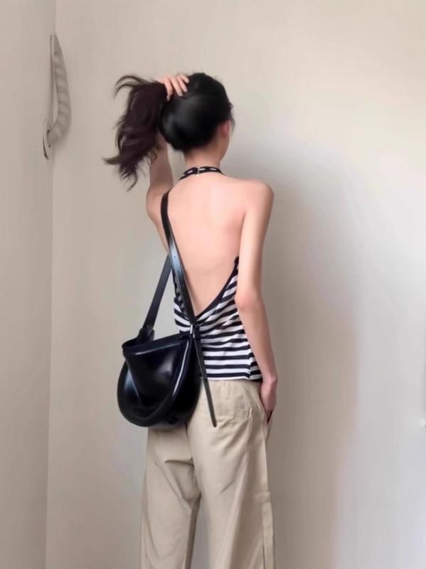 ・スタイル: 挂脖款・シルエット: タイト・着丈: ミドルロング（65cm超80cm以下）・柄: ストライプ/格子柄・デザイン: ストライプ・素材: ポリエステル・主な素材: ポリエステル・素材混率: 90%-95%・カラー: ブラック/ホワイト ストライプ・サイズ: S, M, L, XL・テイスト: キュート/セクシー・対象: レディース・ストレッチ: 若干あり・ストラップ: ホルターネック・主な素材2: スパンデックス・主な素材2混率: 30%以下