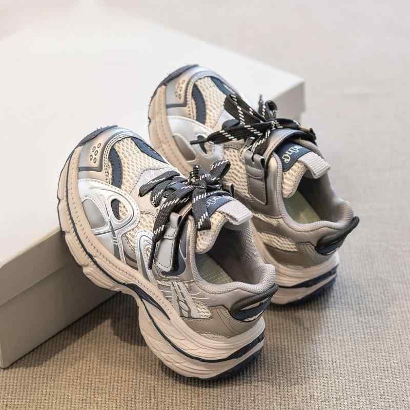 ・項目: カラー・値: 灰紫, 銀藍・項目: サイズ・値: 27, 28, 29, 30, 31, 32, 33, 34, 35, 36, 37, 38・項目: 対象年齢・値: 幼児(1-3歳), 中童(7-12歳), 小童(4-6歳), 大童(13-16歳)・項目: 靴の素材(アッパー)・値: 合成皮革・項目: 機能・値: 通気性・項目: 柄・値: 無地・項目: 靴底の素材・値: ゴム・項目: 厚さ・値: 薄手・項目: 留め具の種類・値: マジックテープ・項目: 対象・値: ユニセックス・項目: 製品・値: ランニングシューズ・項目: スタイル・値: カジュアル