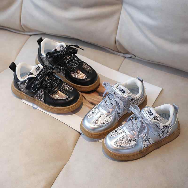 Sneakers - スニーカー キッズ 子供靴 スポーツシューズ 女の子 マジックテープ 運動靴 軽量 春秋 シルバー ブラック