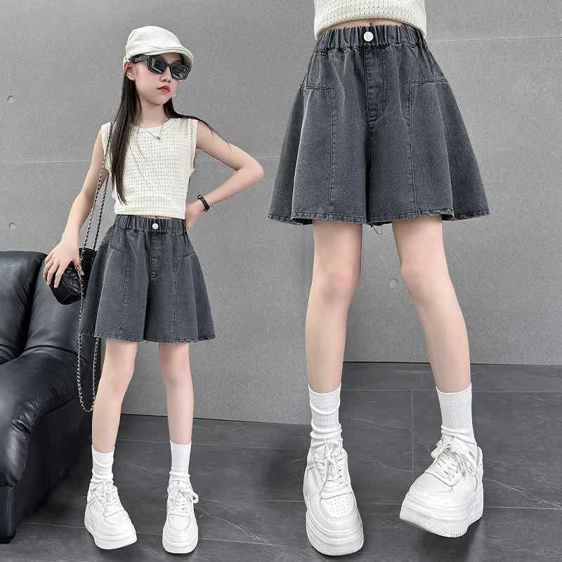 ・カテゴリ: 子供服・スタイル: カジュアル・素材: デニム、ポリエステル70%・パンツ丈: ショート・対象: ガールズ・対象年齢: 8歳以上・シーズン: 夏・デザイン: 無地・画像: モデル着用写真・ウエスト: ミドルウエスト、ゴム・カラー: 黒灰色・サイズ: 120cm, 130cm, 140cm, 150cm, 160cm, 170cm・種類: ジーンズ・その他: 砂洗い加工