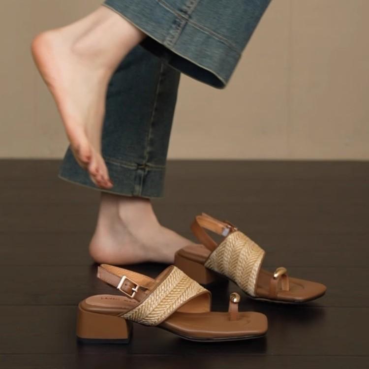 サンダル レディース 羊革 編み込み 太ヒール ビーチサンダル リゾート風 スクエアトゥ アンクルストラップ ローマ風 杏色 アイボリー