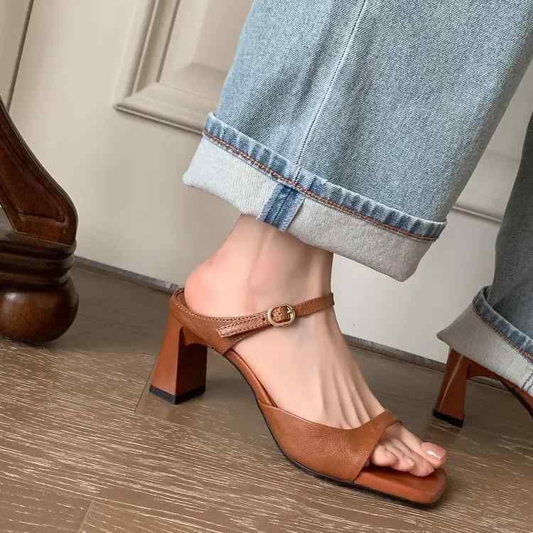 サンダル レディース 羊革 スクエアトゥ ローヒール スリッパ ミュール 一文字 ベルト ぺたんこ 歩きや..