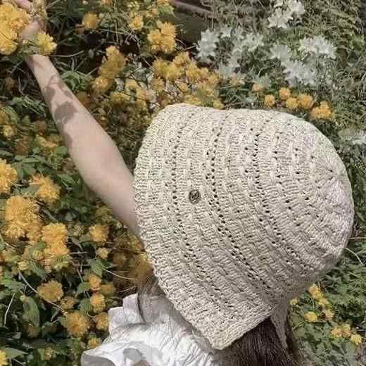 ・カテゴリ: 漁夫帽・スタイル: 清新甜美・主な素材: 草編・柄: 単色・カラー展開: 米白色、黒色、カーキ色・サイズ展開: M・帽頂形状: 円頂・帽檐形状: 大檐・機能: 通気性、遮陽