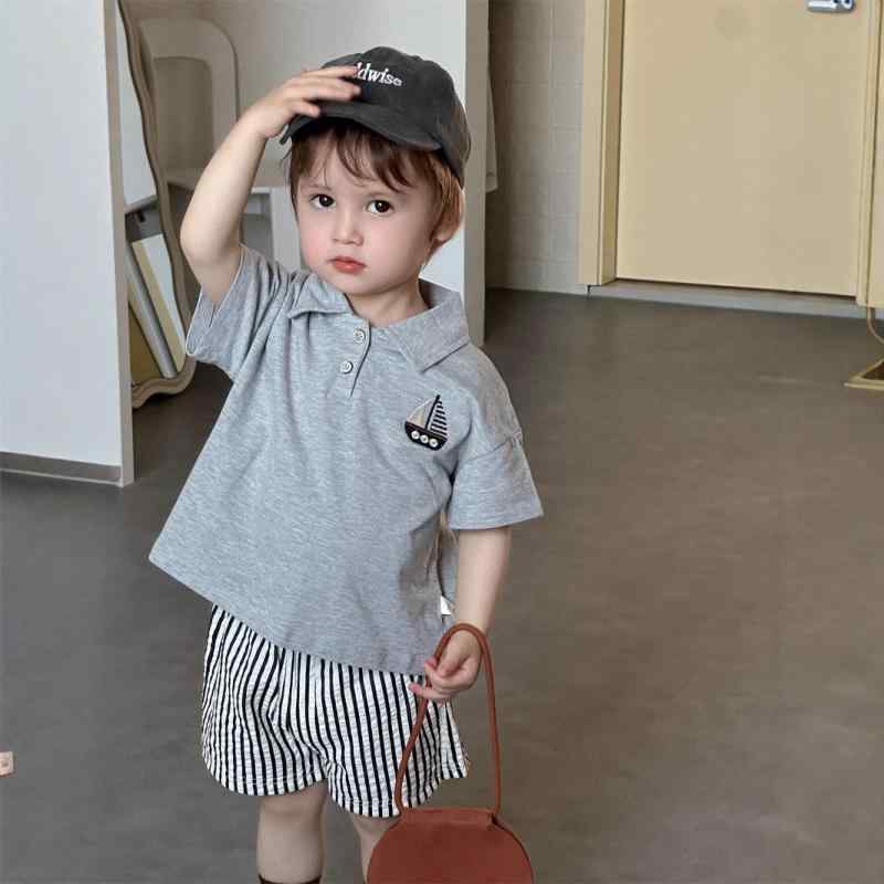 ・対象: 男の子・スタイル: 韓国・セット内容: パンツ、トップス・袖丈: 半袖・パンツ丈: 短パン・生地加工: 柔らか обработка・厚さ: 薄手・柄: キャラクター、アルファベット・素材: 綿・素材構成: 綿95%・対象年齢: 1〜3歳、80〜100cm・カラー: グレーTシャツ、ストライプ短パン、ネイビーTシャツ、ネイビー短パン・対応身長: 73cm、80cm、90cm、100cm・特徴: セットアップ、キャラクター、アルファベット、可愛い、プリント・カテゴリ: 子供用セットアップ