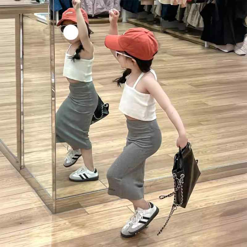 ・対象: 女児・スタイル: カジュアル・セット内容: トップス、スカート・対象年齢: 中小 дет （3〜8歳、100〜140cm）・シーズン: 夏・袖丈: ノースリーブ・生地加工: 柔らか обработка・厚さ: 薄手・柄: その他・素材: 綿・生地: 綿・素材構成: 綿 その他・安全等級: B類・トップスタイプ: プルオーバー・カラー: 白/グレー・対応身長: 90cm, 100cm, 110cm, 120cm, 130cm, 140cm