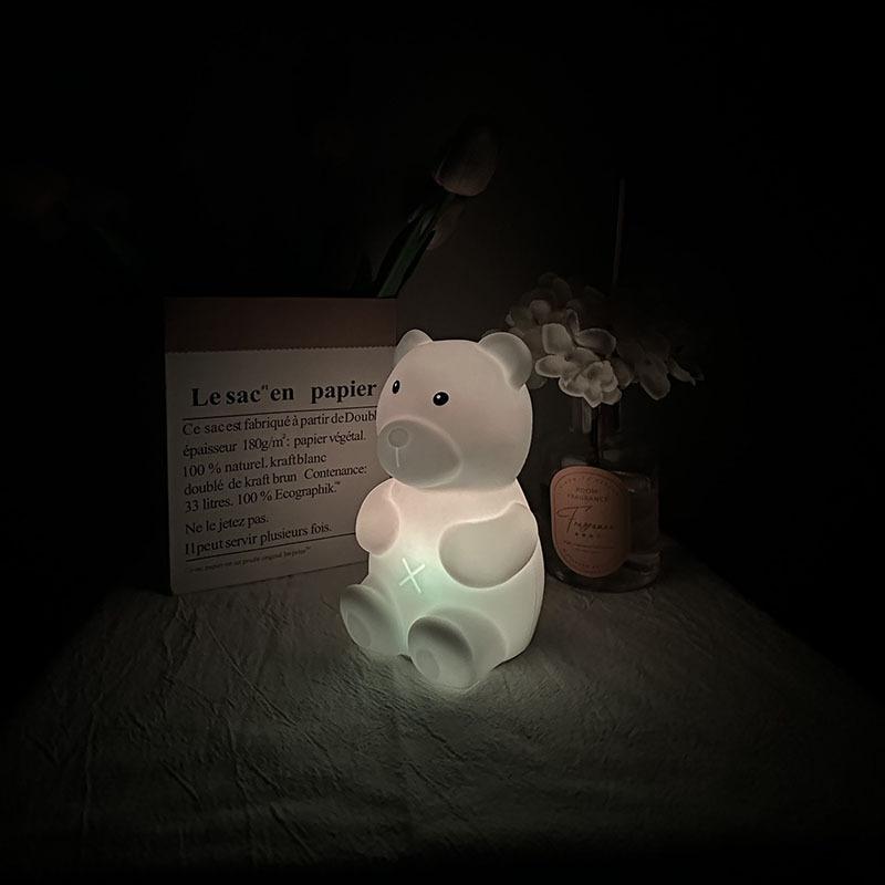 小夜灯 レディース かわいい クマ 萌え キャラクター シリコン製 ベッドサイドランプ 授乳ライト 七色 乾電池式 内蔵電池 充電式