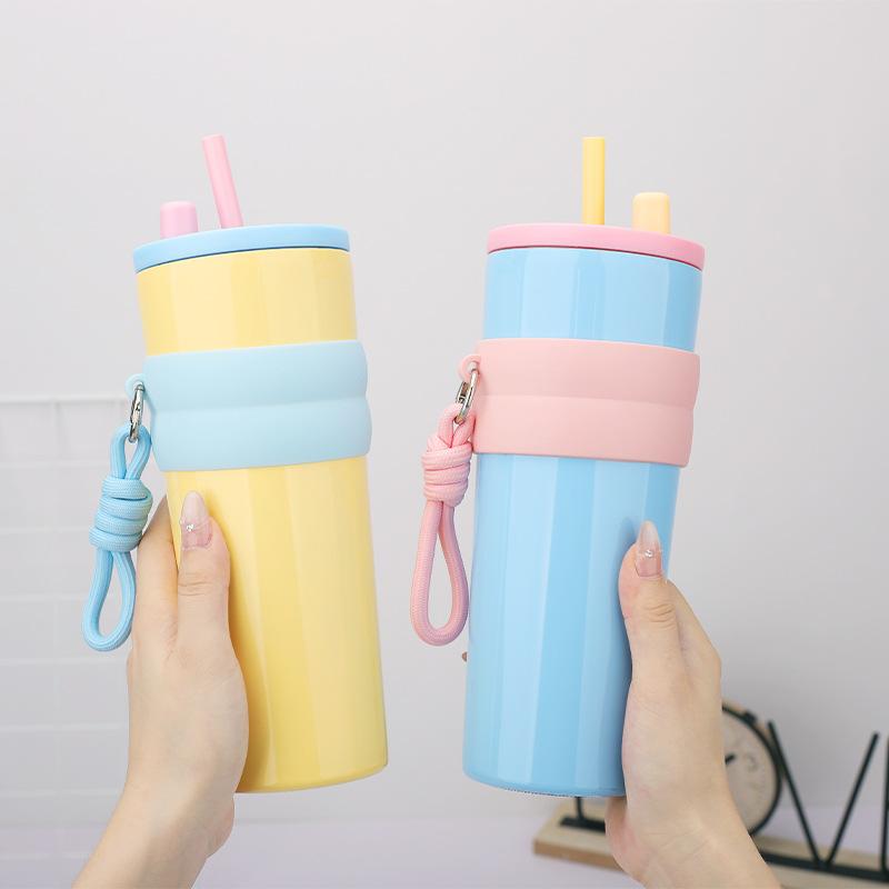 保温水筒 レディース メンズ 大容量 710ml ステンレス ストロー付き 提げ紐付き ピンク イエロー ブルー アウトドア スポーツ 通勤 通学 かわいい おしゃれ 真空断熱