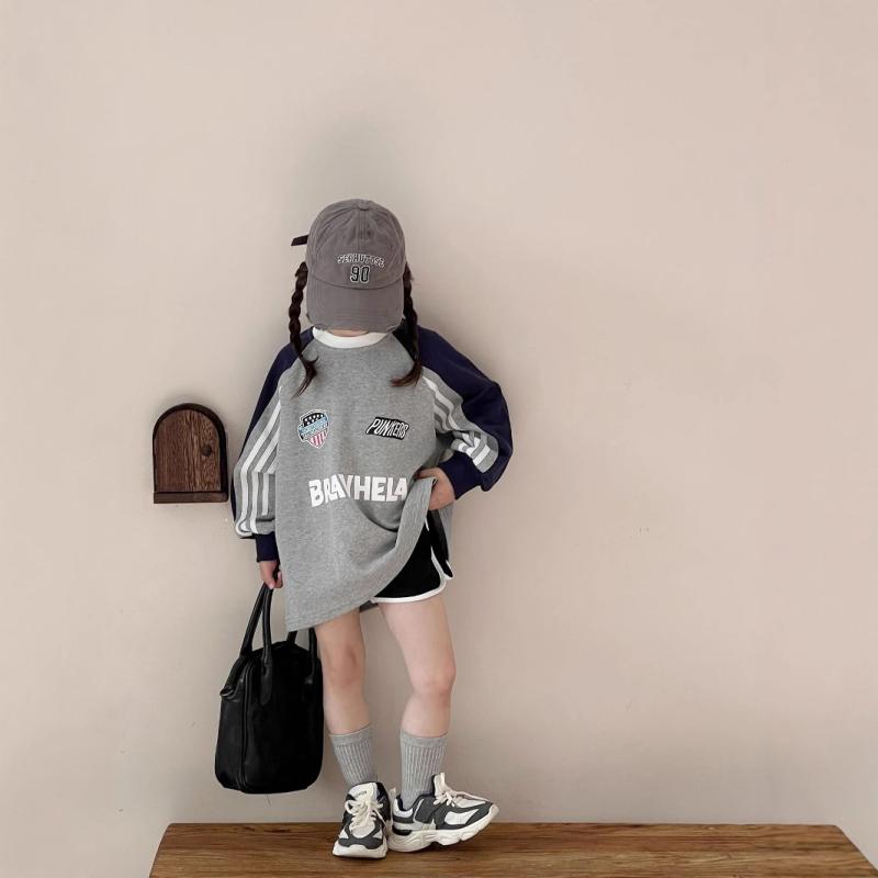キッズ用スウェットシャツ 春物 子供服 女の子 かわいい アルファベット柄 長袖 ロング丈トップス ゆったり ラウンドネック 黒ショートパンツ スポーティ 普段着