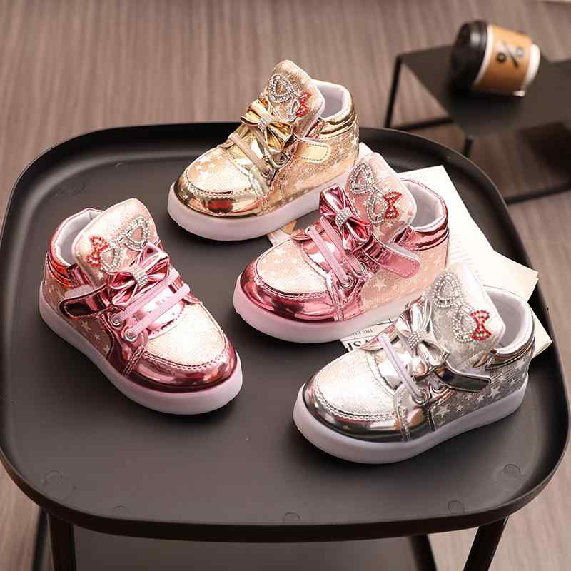 ブーツ キッズ 女の子 LED 光る靴 ショートブーツ レザー バタフライ 蝶 春秋 かわいい おしゃれ 履きやすい 子供靴 幼稚園 小学生 通園 通学 お出かけ 普段使い ピンク ゴールド シルバー