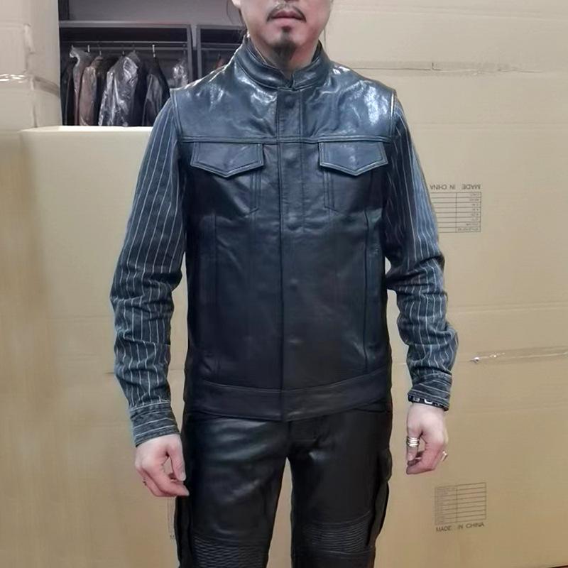 ・カテゴリ: ベスト・スタイル: ブリティッシュ・ターゲット層: 24-35歳・フィット: スリム・種類: カーディガン・襟の形: スタンドカラー・前立て: シングルブレスト・厚さ: 厚手・柄: 無地・素材: 本革・主素材: 羊革100%・裏地: ポリエステル・シーン: カジュアル・対象: 青年・ディテール: 多ポケット・ポケット: フラップポケット・裾: ストレートヘム・カラー: 植物タンニンなめし山羊革、牛革・サイズ: S、M、L、XL、2XL、3XL、4XL、5XL、6XL、7XL・対象年齢: 成人・性別: 男性