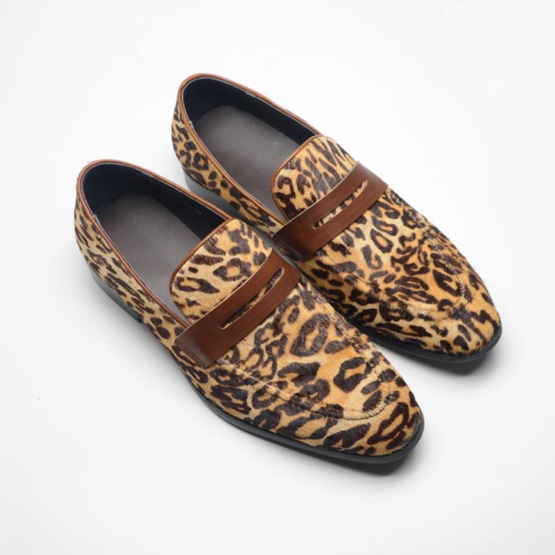 ・カテゴリ: 靴・対象: メンズ・靴底素材: ゴム・甲革素材: 牛革・皮革の特徴: 牛革・つま先の形状: 尖頭・製法: 圧花・ヒールの高さ: 低め（1-3cm）・ヒールの形状: 馬蹄ヒール・スタイル: カジュアル・履き方: スリッポン・インソール素材: 天然皮革・裏地素材: 豚革・カラー: ブラウン・サイズ: 38, 39, 40, 41, 42, 43, 44, 45, 46・流行の要素: レザーパッチワーク