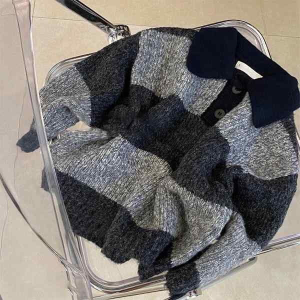 ・カテゴリ: ニット・対象: 男の子・生地加工: 紫外線防止、ソフト加工・スタイル: 韓国風・対象年齢: 3～8歳 (100～140cm)・シーズン: 冬、春、秋・厚さ: 普通・袖丈: 長袖・留め具: プルオーバー・柄: 無地・要素: 配色・生地: ニット・主な生地の組成: 綿86%・安全性等級: A類・襟型: 襟付き・帽子: フードなし・カラー: グレー配色、ダークブラウン配色・対応身長: 80cm、90cm、100cm、110cm、120cm、130cm、140cm・フロント: プルオーバー