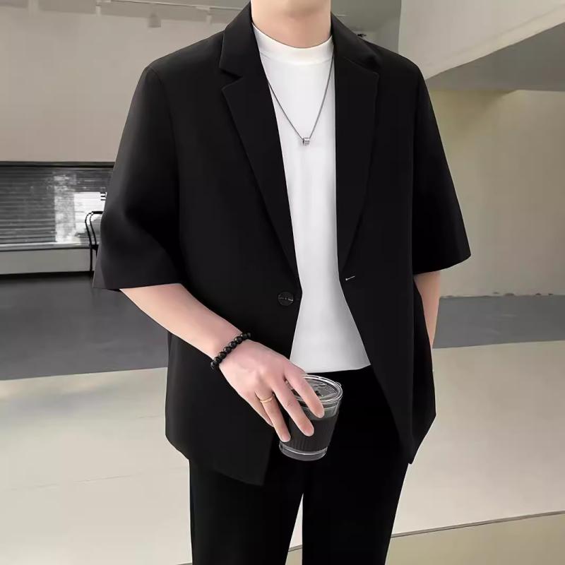 ・素材: 化学繊維混紡、ポリエステル・対象: 青年・スタイル: イギリス風・柄: 無地・タイプ: ルーズ・襟の形: スーツ襟・前立て: シングルブレスト、一つボタン・袖丈: 五分袖/中袖・着丈: レギュラー・ポケット: 立体パッチポケット・色: ブラック・サイズ: S, M, L, XL, 2XL, 3XL, 4XL, 5XL・対象年齢: 成人・対象性別: メンズ・カテゴリ: カジュアルスーツ