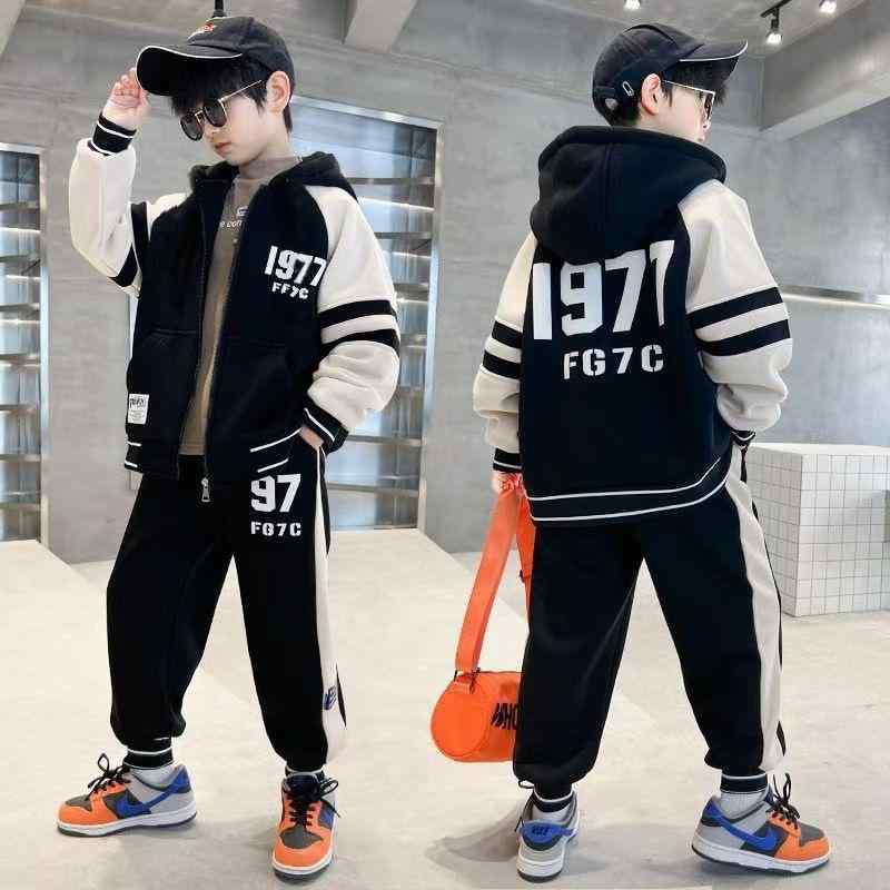 ・スタイル: スポーツ・セット内容: トップス、ボトムス・対象: 男女兼用・対象年齢: 3～8歳、100～140cm・季節: 冬、秋・袖丈: 長袖・フード: 有り・パンツ丈: 長ズボン・生地加工: 柔らか обработка・厚さ: 厚手・柄: 文字・素材: 化学繊維混紡・メイン素材: ポリエステル100%・安全レベル: B・留め具: ジッパー・カラー: ブラック、ブルー・サイズ: 120cm、130cm、140cm、150cm、160cm、170cm・カテゴリ: 子供用セットアップ