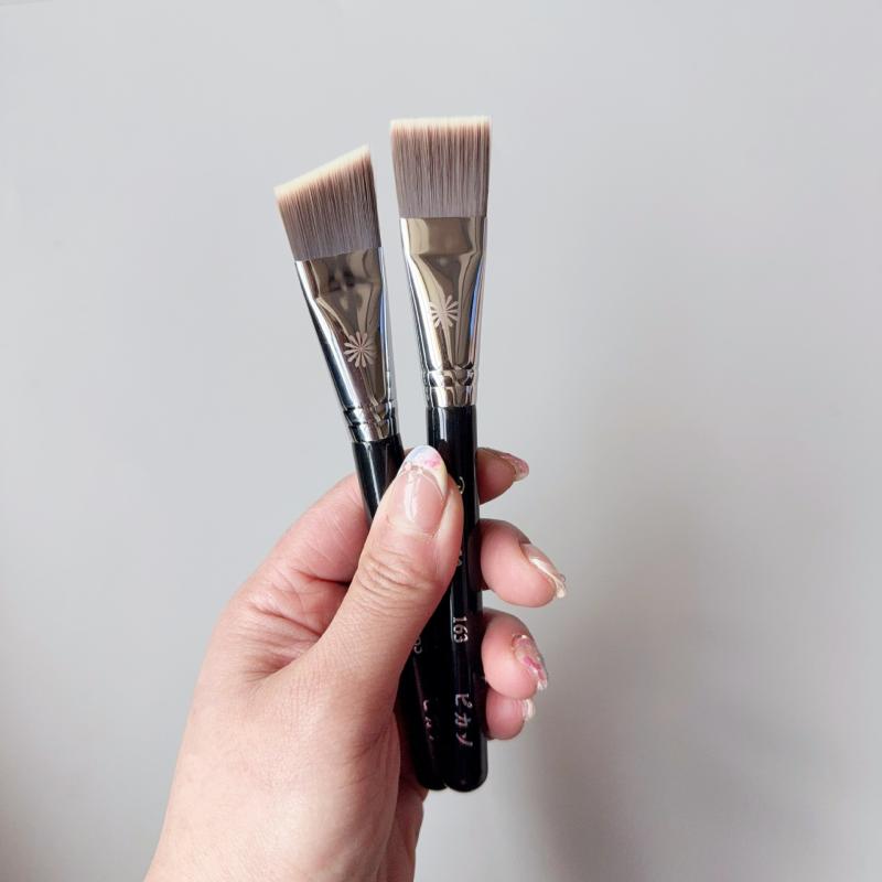 ・商品カテゴリ: 化粧ブラシ、ファンデーションブラシ・ブラシの本数: 1本・ブラシの素材: 人工繊維・ブラシケースのタイプ: 袋入り・柄の素材: 木・柄のタイプ: 長柄・対象: 一般・仕様: 平筆型、斜めカット・包装形態: 1本入り