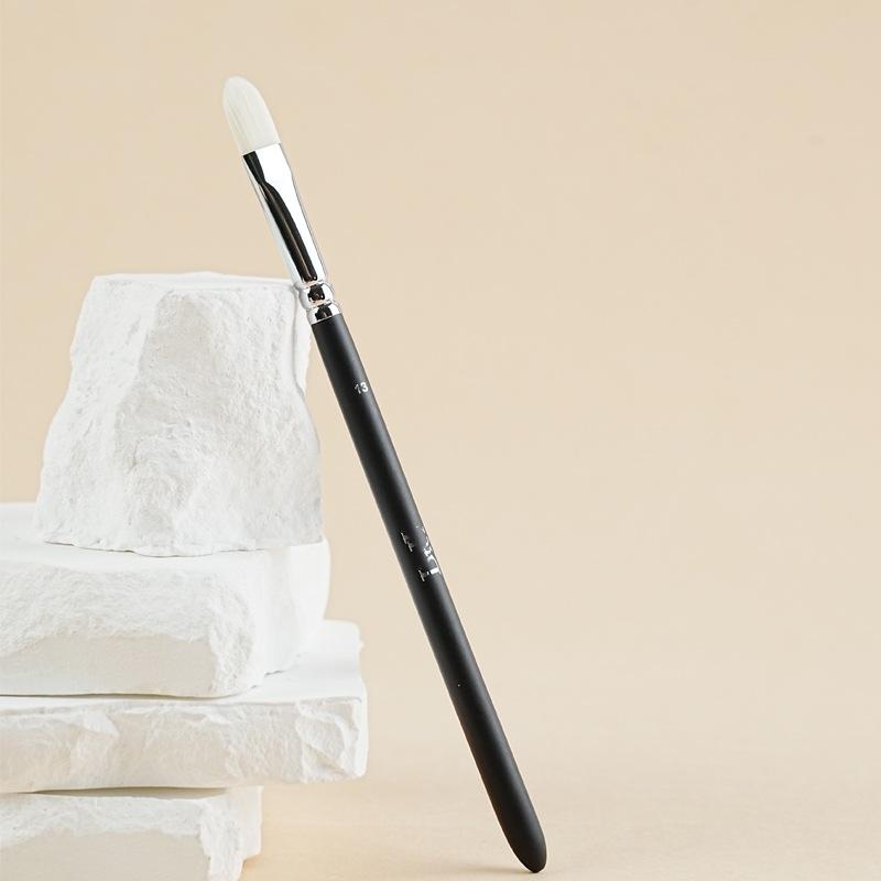 メイクブラシ アーモンド 扁平 アイシャドウブラシ 中号 目元メイク ぼかし 発色 ウッドハンドル PVCケース