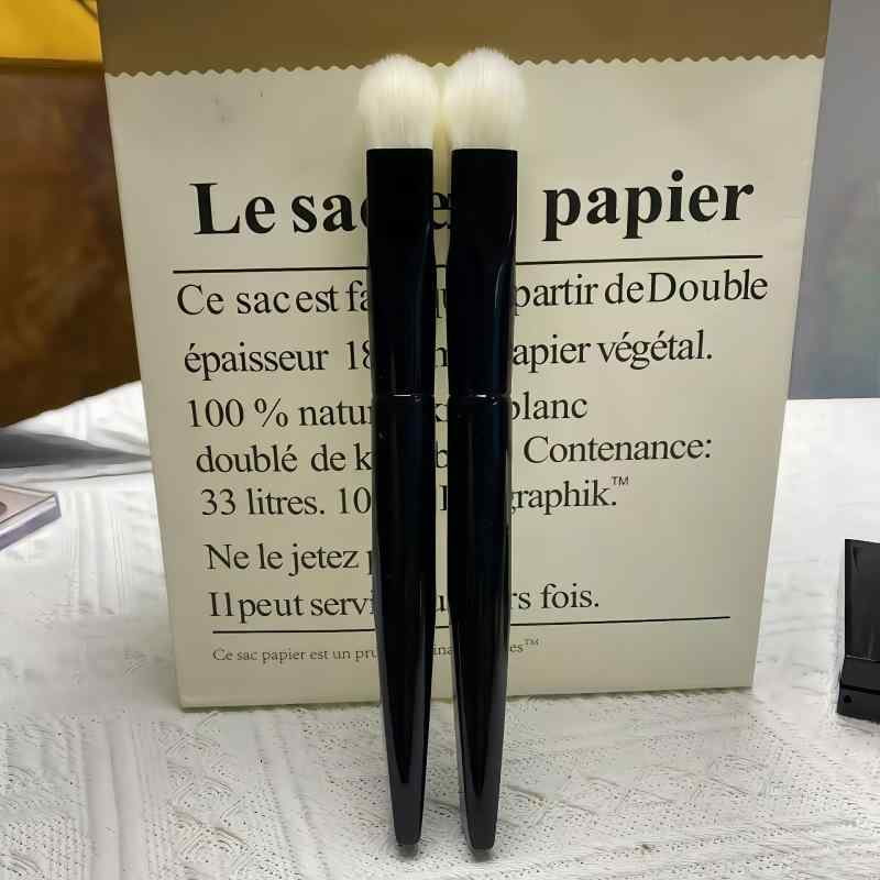 メイクブラシ 高光ブラシ 羊毛 動物毛 三角形 遮瑕 ぼかし 艶出し シェーディング ハイライト
