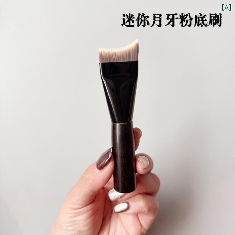 ファンデーションブラシ 薄型 人工繊維 ウッドハンドル 携帯サイズ 斜めカット 初心者向け ムラになりにくい カバー力