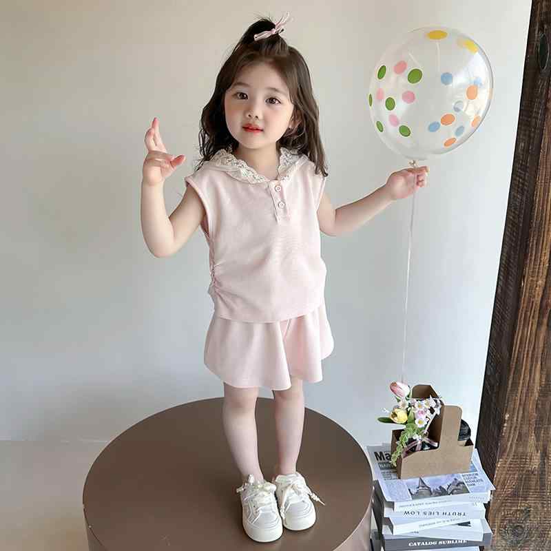・対象: 女の子・スタイル: 韓国風・セット内容: パンツ・セット数: 2点・袖丈: ノースリーブ・帽子: フード付き（取り外し不可）・パンツ丈: 短パン・生地加工: 柔らか加工・厚さ: 薄手・柄: 無地・その他: モデル写真・素材: ポリエステル・主素材: ポリエステル88%・安全レベル: B・留め具: プルオーバー・色: ピンク・身長: 90cm, 100cm, 110cm, 120cm, 130cm, 140cm・カテゴリー: 子供用セットアップ・対象年齢: 3～8歳、100～140cm・要素: レース