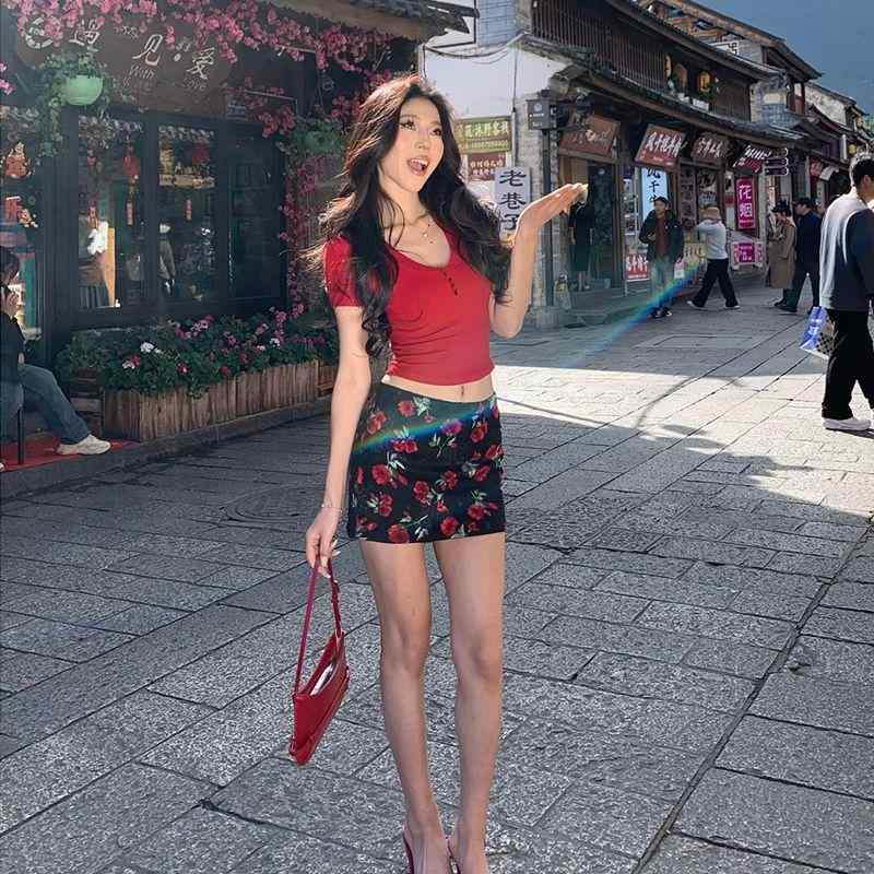 レディース Tシャツ トップス 赤 Vネック 短袖 夏 収腰 針織 短丈 スリム かわいい 辣妹 気質 通勤 修身 純色 超短 18-24歳 女性用 軽量 伸縮性 コットン 混紡