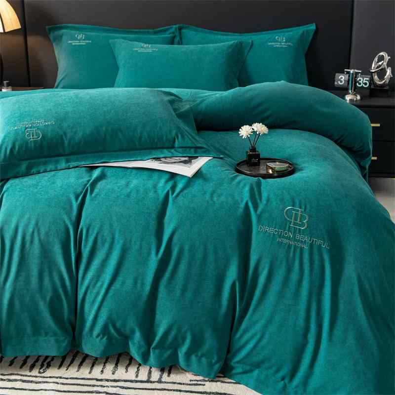 布団カバー ベッドシーツ 寝具 4点セット 秋冬用 厚手 ピーチスキン 無地 刺繍 大紅 湖藍 活力橙 抹茶緑 墨緑 クリーム粉 デニムブルー パンドラ粉 浅米黄 青霧藍 ラベンダー スモークグレー 竹の葉緑