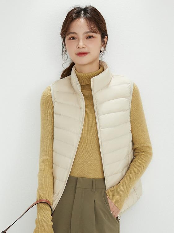・厚さ: 薄手・生地: ナイロン・ダウン含有量: 86~90%・詰め物: ホワイトダックダウン・主な生地の組成: ナイロン・フィット: スリム・裏地: ナイロン・取り外し: 不可・前立て: ジッパー・襟型: スタンドカラー・ファー: 無し・流行の要素: ポケット・着丈: 短め（40cm<着丈≤50cm）・カラー: ブラック、オフホワイト、ローズレッド、ライトパープル、ダスティブルー、レッド、イエロー、ワインレッド、ライトグリーン、グレーグリーン・サイズ: S、M、L、XL、2XL、3XL、4XL・スタイル: 日韓カジュアル、韓国風・対象年齢: 成人・対象: 女性・製品カテゴリ: ダウンベスト