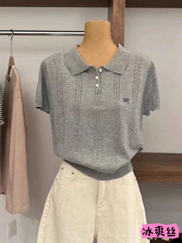 Tシャツ レディース ポロ襟 ニット 半袖 春夏 グレー 上品 接触 きれいめ シンプル 伸縮性 通勤 通学 普段使い トップス 高級感・素材: アイスシルク、ビスコース・パターン: 3D立体柄・生地の厚さ: 普通・組み合わせ: 単品・スタイル: プルオーバー、日韓カジュアル、韓国風・フィット: スリム・袖のタイプ: 通常袖・襟のタイプ: ポロ襟・袖丈: 三分袖・着丈: 約40-50cm・加工: 形態安定加工・カラー展開: ブラック、ホワイト、グレー、ブルー・サイズ展開: フリーサイズ・カテゴリー: セーター