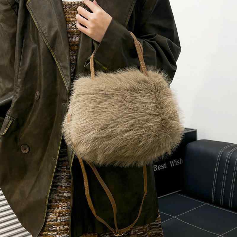 バッグ レディース 水桶型 ふわふわ 鞄 秋冬 斜めがけ 大容量 水桶バッグ トートバッグ ミルクホワイト 淡いカーキ 濃いカーキ あずき色 ライトグレー ブラック