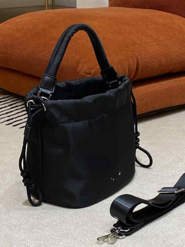 ショルダーバッグ レディース 防水ナイロン 撥水加工 バケツ型 肩掛け 鞄 カバン かばん 斜めがけ カジュアル ストリート ブラック