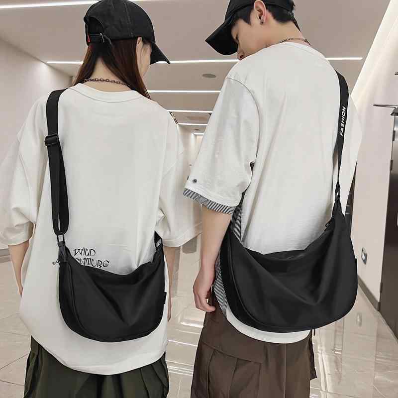 ショルダーバッグ レディース ナイロン 韓国 水餃子型 2way 大容量 ブラック 斜めがけバッグ ストリート