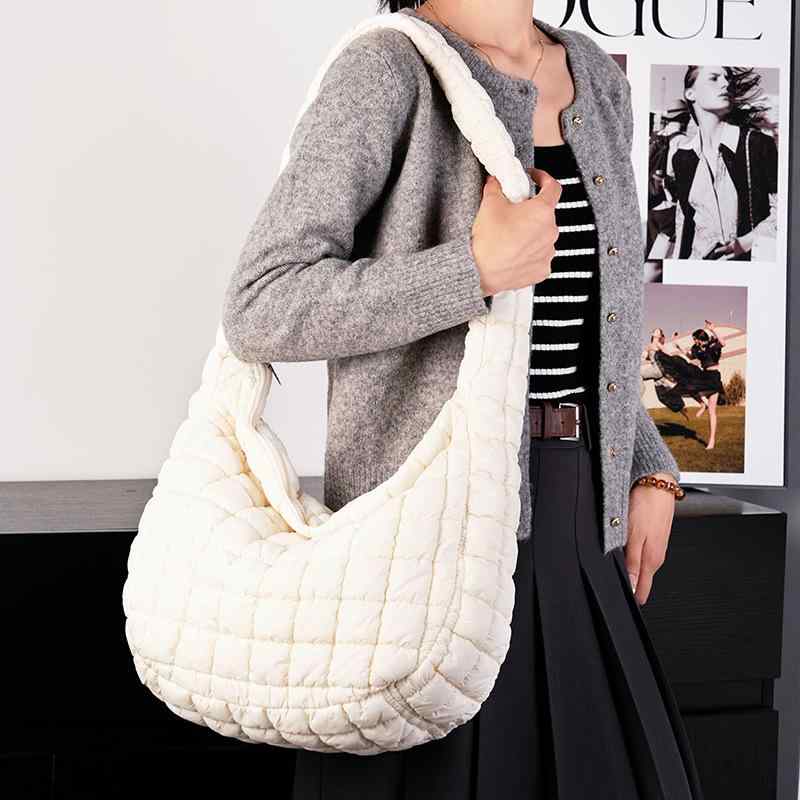 ショルダーバッグ レディース 褶皱 雲朵 パフ 大容量 ギャザー ナイロン キルティング 鞄 カバン 通勤 デイリー カジュアル ブラック ホワイト